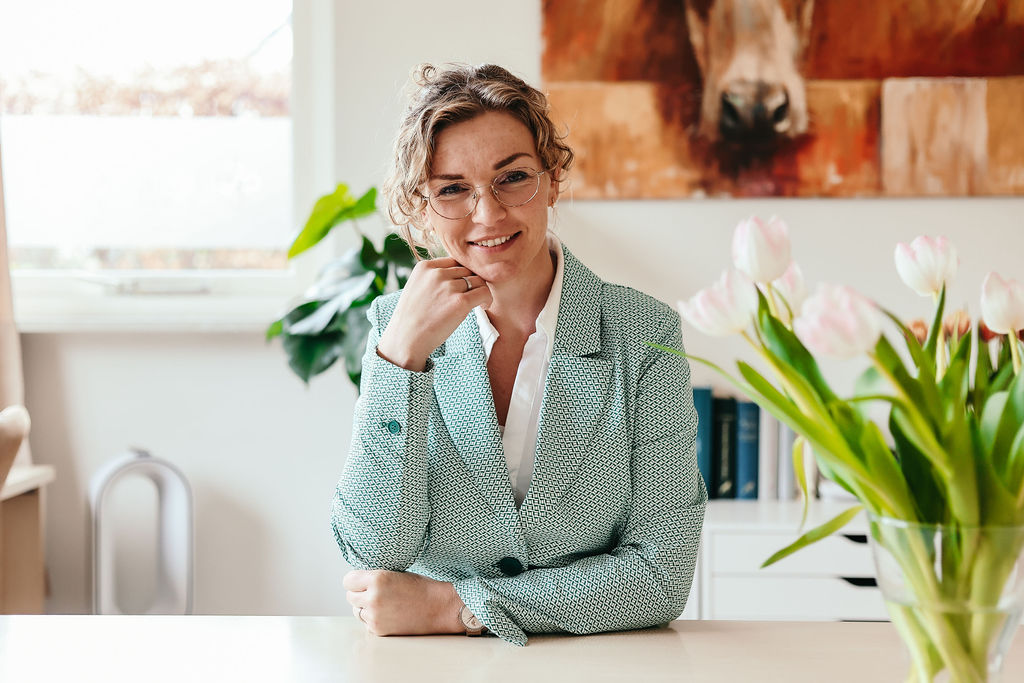 Homeopathie bij long covid meisje kust paard op snoet